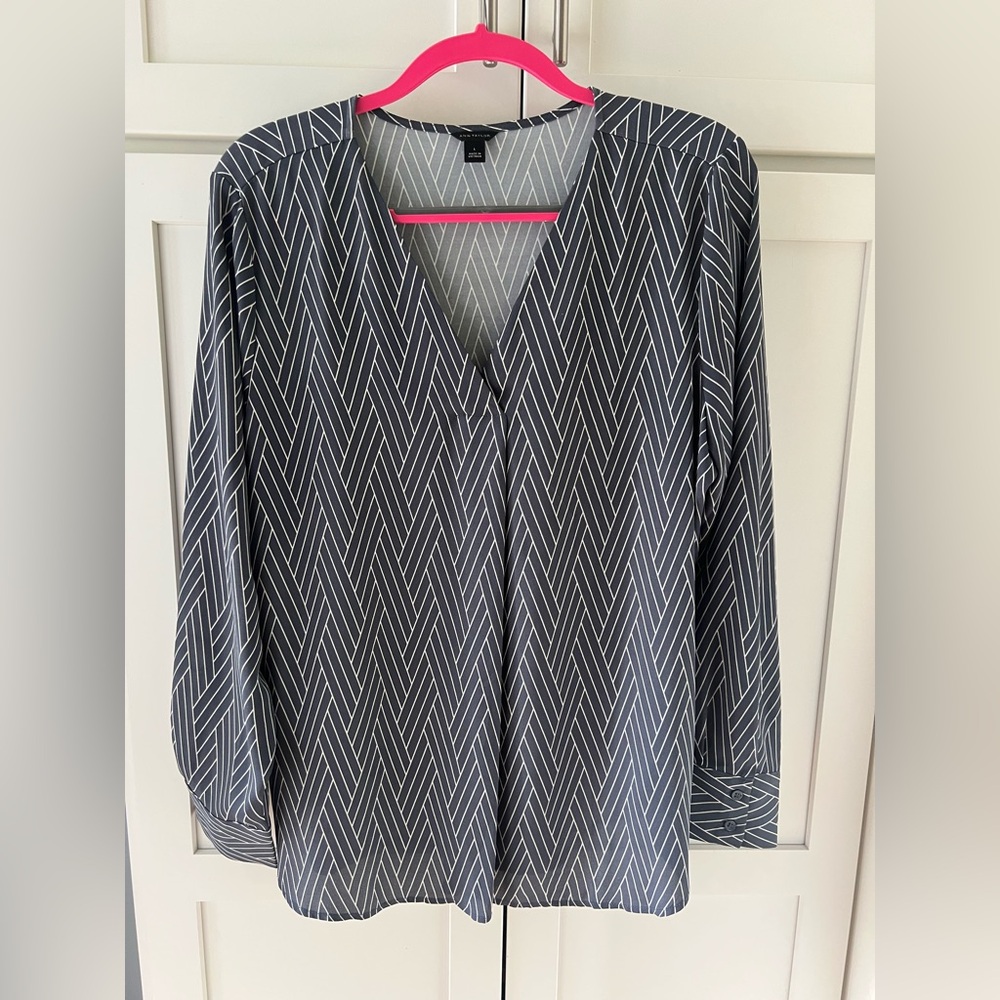 Like New Ann Taylor Women's Grey and White Patterned Top L